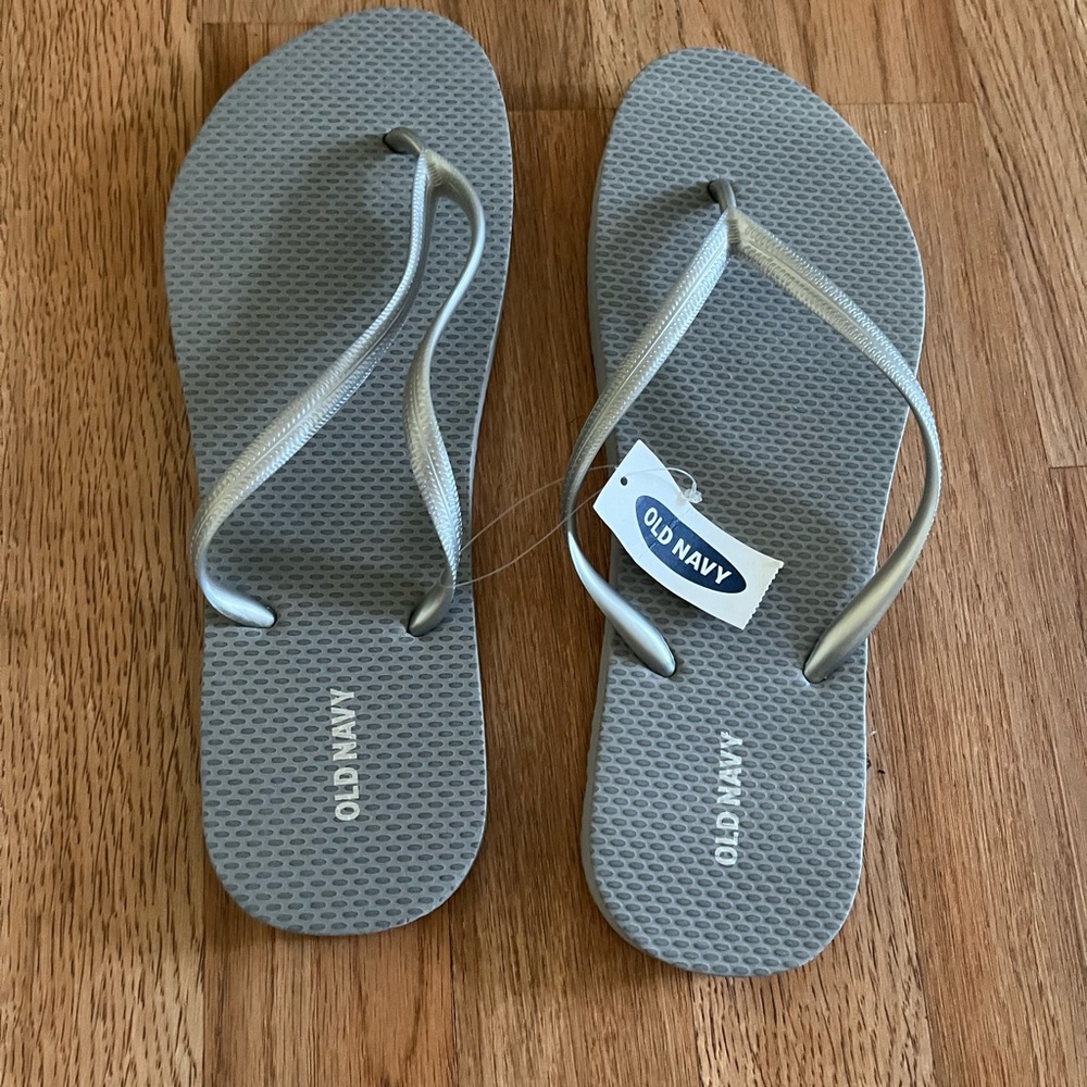 Old Navy Gray Flip-Flop Sandals Women’s Size 11